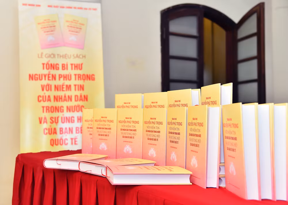 Cuốn sách “Tổng Bí thư Nguyễn Phú Trọng với niềm tin của nhân dân trong nước và sự ủng hộ của bạn bè quốc tế” được trưng bày, giới thiệu tại lễ ra mắt. Cuốn sách “Tổng Bí thư Nguyễn Phú Trọng với niềm tin của nhân dân trong nước và sự ủng hộ của bạn bè quốc tế” được trưng bày, giới thiệu tại lễ ra mắt.