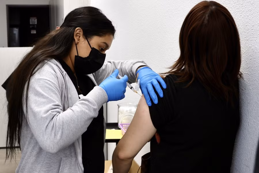 Một nhân viên y tế tiêm vaccine cúm tại một trung tâm y tế ở Rosemead, California. Ảnh: Tân Hoa xã