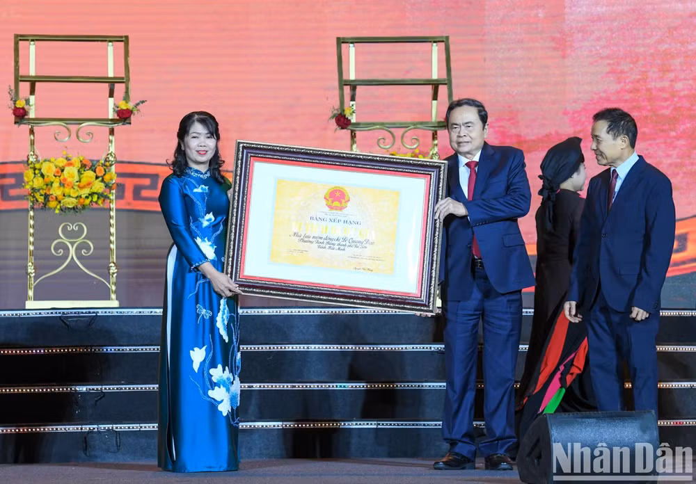 Chủ tịch Quốc hội Trần Thanh Mẫn trao Bằng xếp hạng Di tích Quốc gia Nhà lưu niệm đồng chí Lê Quang Đạo.