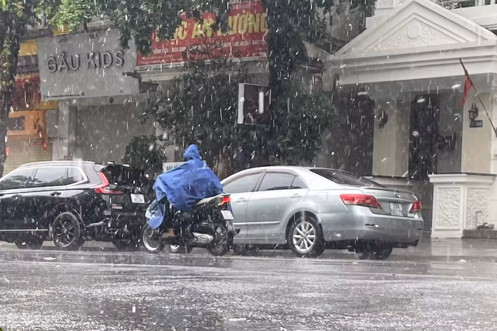 Dự báo khu vực Hà Nội nhiều mây, có mưa rào rải rác và có nơi có dông. (Ảnh: Đ.T)