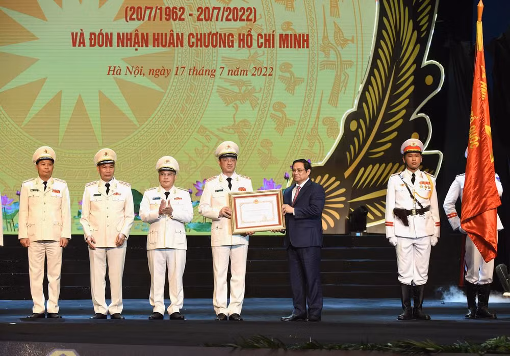 Thủ tướng trao Huân chương Hồ Chí Minh tặng lực lượng Cảnh sát nhân dân.