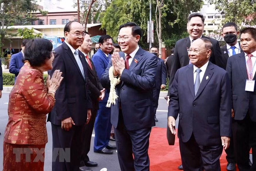 Chủ tịch Quốc hội Campuchia Samdech Heng Samrin giới thiệu với Chủ tịch Quốc hội Vương Đình Huệ các đại biểu đoàn Quốc hội Campuchia. (Ảnh: TTXVN) Chủ tịch Quốc hội Campuchia Samdech Heng Samrin giới thiệu với Chủ tịch Quốc hội Vương Đình Huệ các đại biểu đoàn Quốc hội Campuchia. (Ảnh: TTXVN)