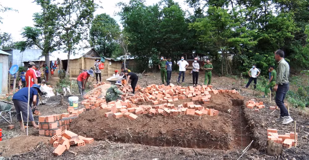 Khởi công xây dựng ngôi nhà mới cho gia đình anh A Ghi, thôn Đắk Wek, xã Đắk Pxi, huyện Đắk Hà.