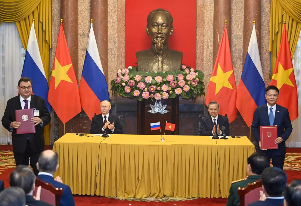 Chủ tịch nước Tô Lâm và Tổng thống Liên bang Nga Vladimir Putin chứng kiến lễ trao văn kiện hợp tác giai đoạn 2024-2025 giữa Bộ Tư pháp Việt Nam và Bộ Tư pháp Nga. Chủ tịch nước Tô Lâm và Tổng thống Liên bang Nga Vladimir Putin chứng kiến lễ trao văn kiện hợp tác giai đoạn 2024-2025 giữa Bộ Tư pháp Việt Nam và Bộ Tư pháp Nga.