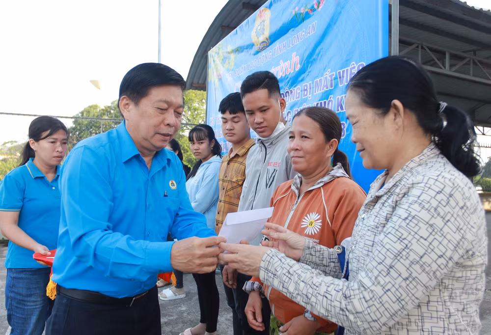  Lãnh đạo Liên đoàn Lao động tỉnh Long An trao tiền hỗ trợ cho công nhân lao động đặc biệt khó khăn bị cắt hợp đồng lao động.
