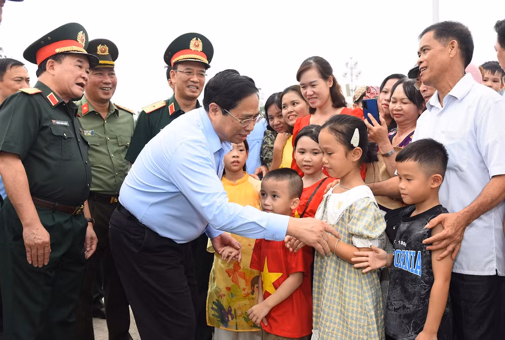 Thủ tướng Phạm Minh Chính thăm hỏi nhân dân vào Lăng viếng Chủ tịch Hồ Chí Minh.