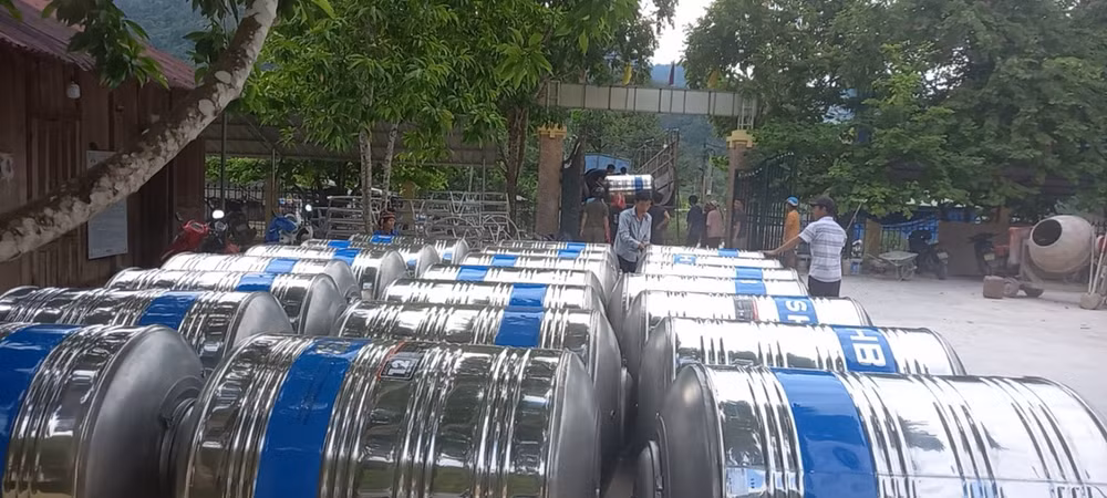 Cán bộ huyện Mường Nhé kiểm tra chất lượng bình chứa nước trước khi cấp cho các gia đình người dân tộc thiểu số ở xã Chung Chải.