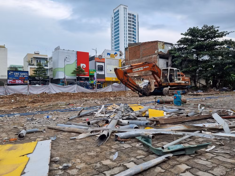 Xác nhà cùng giá hạ nhếch nhác.