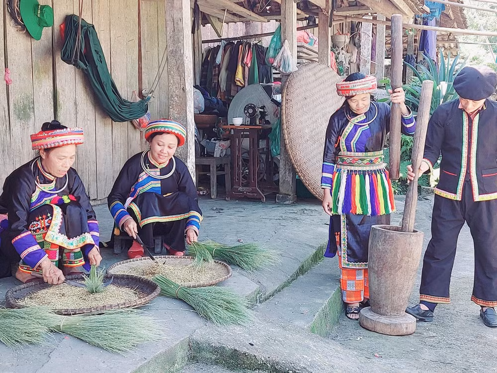 Đồng bào Dao thôn Phiêng Phàng, xã Yến Dương làm cốm. (Ảnh: MA NINH)