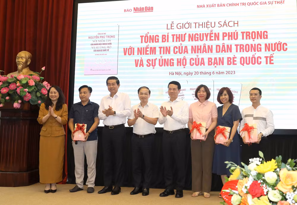 Các đại biểu trao sách tượng trưng tặng đại diện một số cơ quan, địa phương, đơn vị, trường học, thư viện tại lễ ra mắt sách. Các đại biểu trao sách tượng trưng tặng đại diện một số cơ quan, địa phương, đơn vị, trường học, thư viện tại lễ ra mắt sách.
