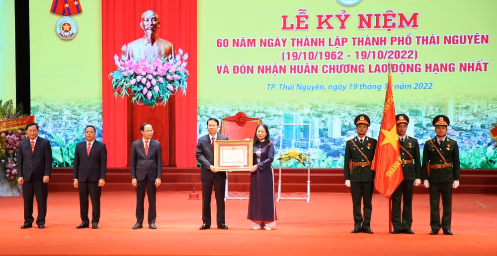 Phó Chủ tịch nước Võ Thị Ánh Xuân trao Huân chương Lao động hạng Nhất tặng Đảng bộ, chính quyền và nhân dân các dân tộc thành phố Thái Nguyên.