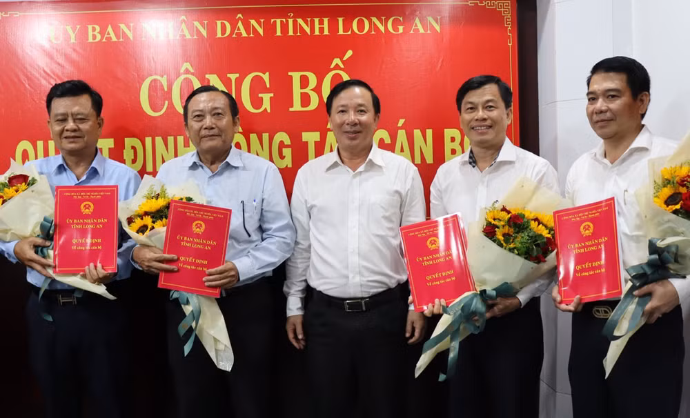 Chủ tịch Ủy ban nhân tỉnh Long An Nguyễn Văn Út trao các quyết định điều động, bổ nhiệm cán bộ huyện Bến Lức, Long An.