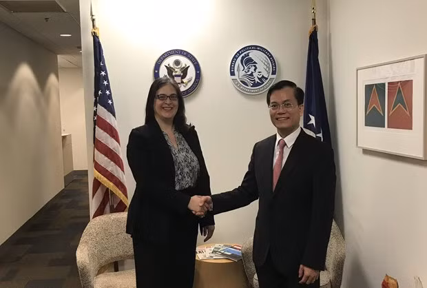 Trợ lý Ngoại trưởng Mỹ Jessica Lewis và Thứ trưởng Hà Kim Ngọc.