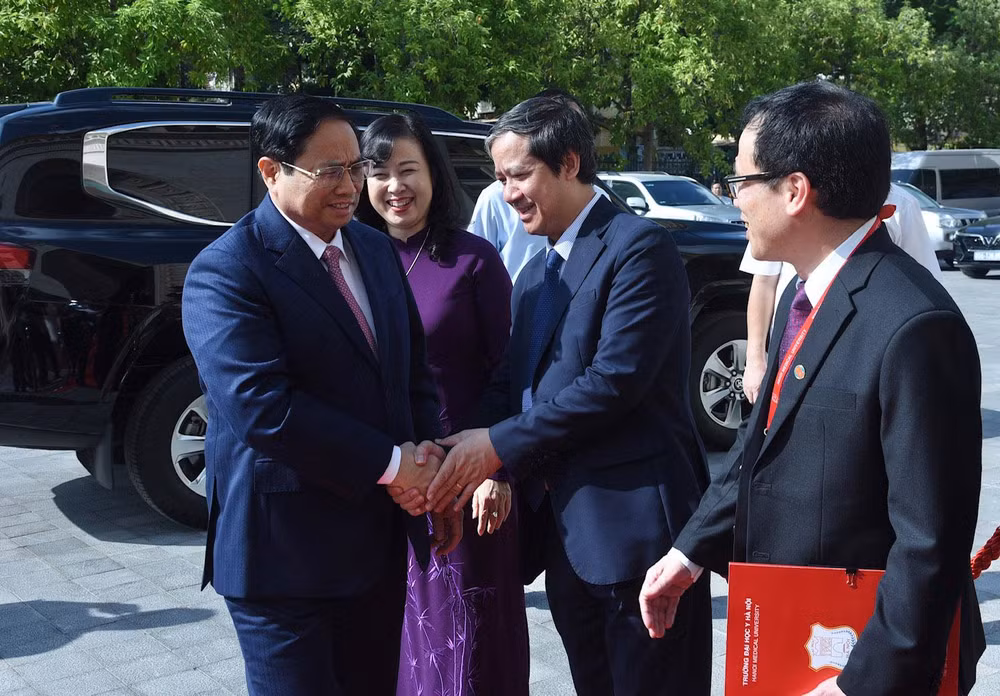 Thủ tướng Phạm Minh Chính với các đại biểu tham dự hội nghị.
