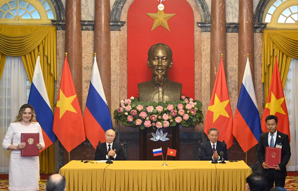 Chủ tịch nước Tô Lâm và Tổng thống Liên bang Nga Vladimir Putin chứng kiến lễ trao Thỏa thuận hợp tác giữa Đại học Quốc gia Hà Nội và Trường Kinh tế cao cấp (HSE). Chủ tịch nước Tô Lâm và Tổng thống Liên bang Nga Vladimir Putin chứng kiến lễ trao Thỏa thuận hợp tác giữa Đại học Quốc gia Hà Nội và Trường Kinh tế cao cấp (HSE).