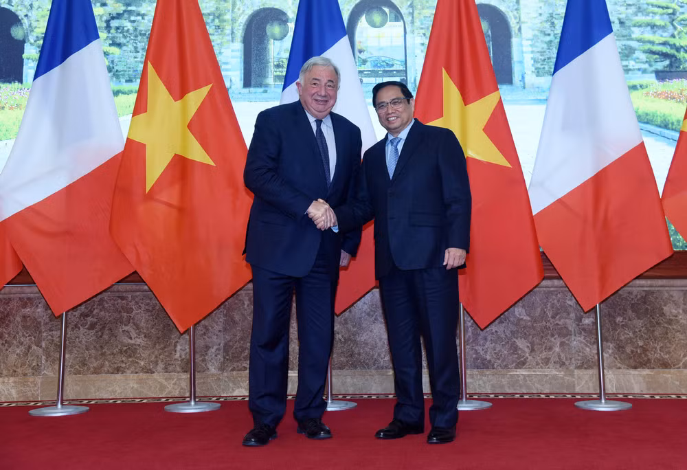 Thay mặt Chính phủ, Thủ tướng Phạm Minh Chính nhiệt liệt chào mừng Chủ tịch Thượng viện Cộng hòa Pháp Gérard Larcher thăm chính thức Việt Nam. Thay mặt Chính phủ, Thủ tướng Phạm Minh Chính nhiệt liệt chào mừng Chủ tịch Thượng viện Cộng hòa Pháp Gérard Larcher thăm chính thức Việt Nam.