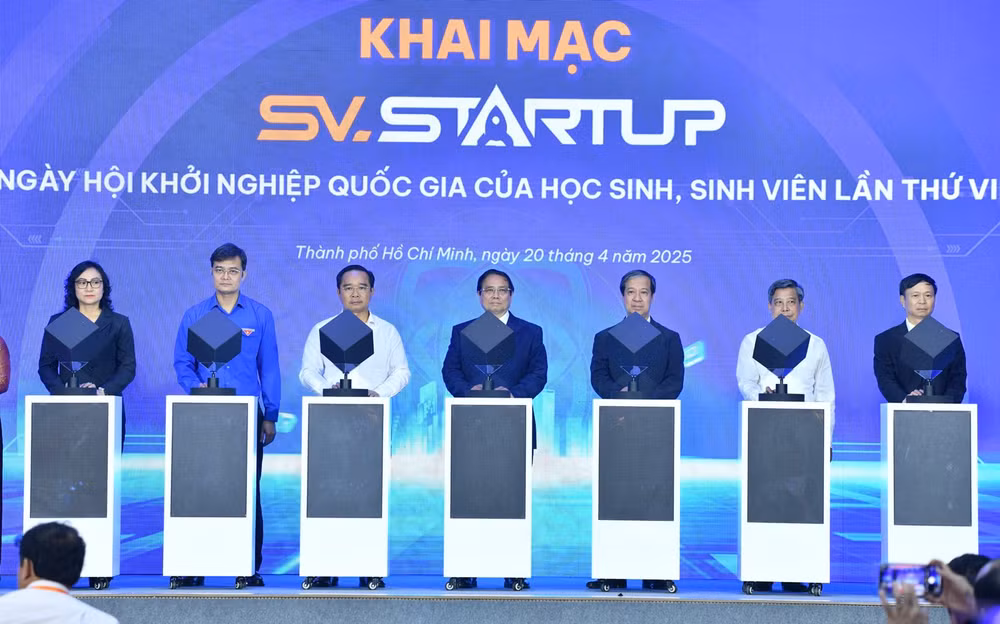 Thủ tướng Phạm Minh Chính và các Lãnh đạo thực hiện nghi thức khởi động Ngày hội Khởi nghiệp Quốc gia của học sinh, sinh viên lần thứ VII. (Ảnh: THANH GIANG).