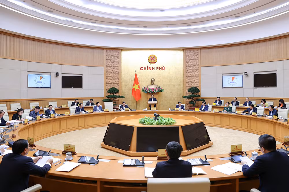Theo chương trình, phiên họp cho ý kiến đối với 7 nội dung, gồm 3 đề nghị xây dựng luật, 4 dự án luật: Đề nghị xây dựng Luật Thủ đô (sửa đổi); đề nghị xây dựng Luật Phòng không nhân dân; dự án Luật Quản lý công trình quốc phòng, khu quân sự; đề nghị xây dựng Luật sửa đổi, bổ sung một số điều của Luật Đấu giá tài sản; dự án Luật Nhà ở (sửa đổi); dự án Luật Kinh doanh bất động sản (sửa đổi); dự án Luật Viễn thông (sửa đổi).
