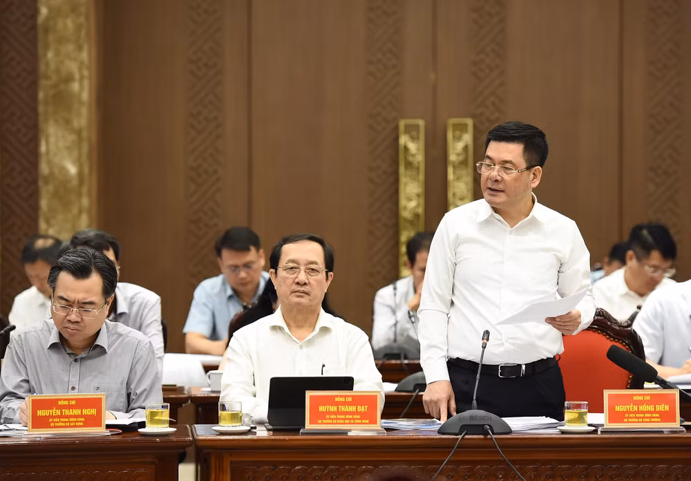 Bộ trưởng Công Thương Nguyễn Hồng Diên báo cáo về tình hình triển khai thực hiện Đề án phát triển cụm liên kết ngành công nghiệp-chế biến, tiêu thụ sản phẩm nông, lâm nghiệp, thủy sản trên địa bàn vùng Đồng bằng sông Hồng.