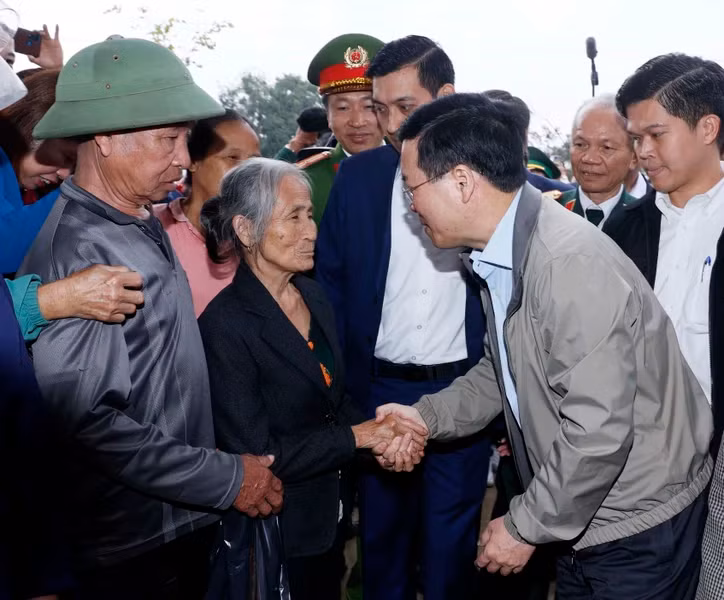 Chủ tịch nước Võ Văn Thưởng với nhân dân xã Thanh Thủy. (Ảnh: TTXVN)