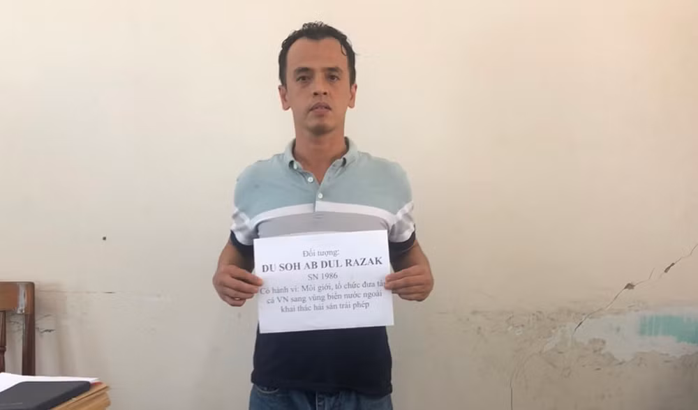 Đối tượng Du Soh Abu Dul Ra Zak bị bắt giữ tại cơ quan chức năng.
