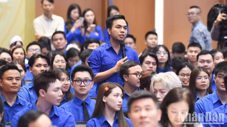 Đại biểu thanh niên đặt câu hỏi với Thủ tướng Chính phủ. Đại biểu thanh niên đặt câu hỏi với Thủ tướng Chính phủ.