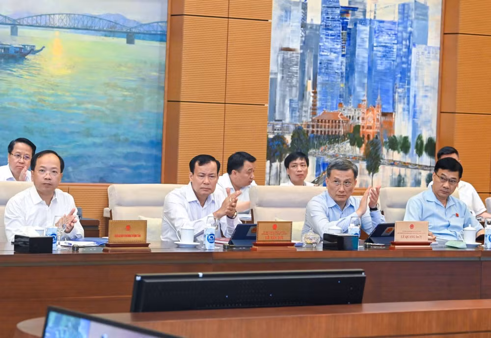Các Ủy viên Ủy ban Thường vụ Quốc hội và các đại biểu dự phiên họp.