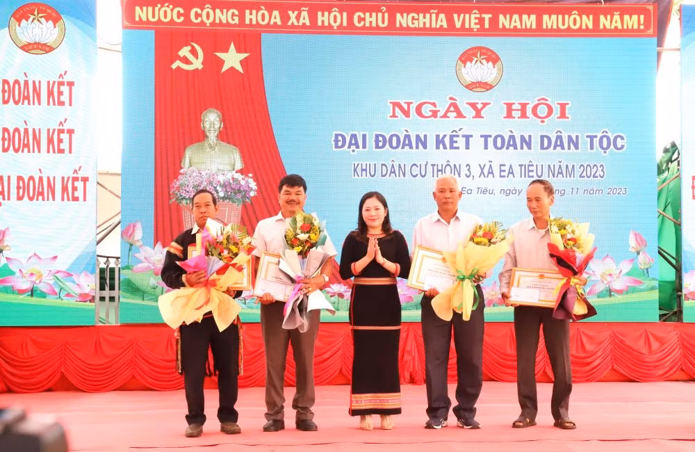 Bí thư Huyện ủy Cư Kuin Phúc Bình Niê Kdăm tặng giấy khen của Ủy ban nhân dân huyện cho những người có uy tín có nhiều thành tích xuất sắc trong xây dựng khối đại đoàn kết toàn dân tộc. Bí thư Huyện ủy Cư Kuin Phúc Bình Niê Kdăm tặng giấy khen của Ủy ban nhân dân huyện cho những người có uy tín có nhiều thành tích xuất sắc trong xây dựng khối đại đoàn kết toàn dân tộc.