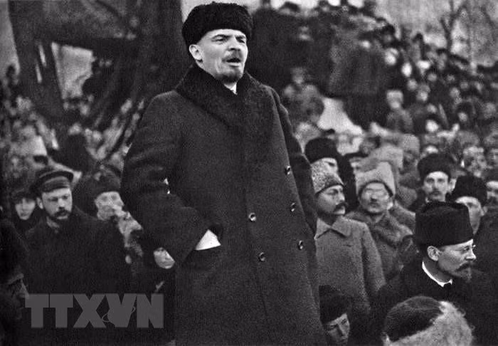 Vladimir Ilyich Lenin - Lãnh tụ vĩ đại của giai cấp vô sản toàn thế giới, người sáng lập ra Quốc tế Cộng sản; đồng thời lãnh đạo nhân dân Nga tiến hành Cách mạng Tháng Mười Nga, lập ra Nhà nước công nông đầu tiên trên thế giới do Đảng của giai cấp vô sản lãnh đạo. (Ảnh: Tư liệu TTXVN phát) Vladimir Ilyich Lenin - Lãnh tụ vĩ đại của giai cấp vô sản toàn thế giới, người sáng lập ra Quốc tế Cộng sản; đồng thời lãnh đạo nhân dân Nga tiến hành Cách mạng Tháng Mười Nga, lập ra Nhà nước công nông đầu tiên trên thế giới do Đảng của giai cấp vô sản lãnh đạo. (Ảnh: Tư liệu TTXVN phát)