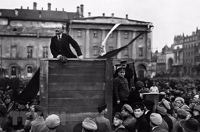 V.I. Lenin đọc diễn văn tại Quảng trường Đỏ ở Moskva trong Lễ kỷ niệm một năm ngày Cách mạng Tháng Mười Nga vĩ đại, 7/11/1918. (Ảnh: Tư liệu/TTXVN phát) V.I. Lenin đọc diễn văn tại Quảng trường Đỏ ở Moskva trong Lễ kỷ niệm một năm ngày Cách mạng Tháng Mười Nga vĩ đại, 7/11/1918. (Ảnh: Tư liệu/TTXVN phát)