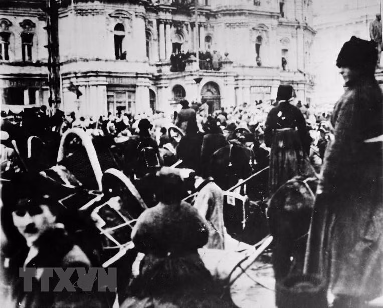 Nhân dân đổ về Quảng trường Kiev trong những ngày đầu Cách mạng năm 1917. (Ảnh: Tư liệu TTXVN) Nhân dân đổ về Quảng trường Kiev trong những ngày đầu Cách mạng năm 1917. (Ảnh: Tư liệu TTXVN)