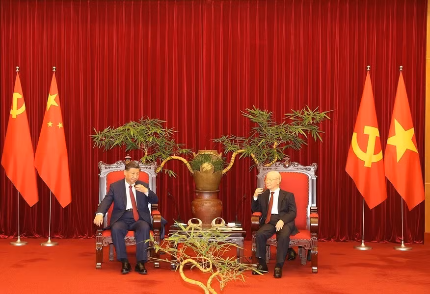 Tổng Bí thư Nguyễn Phú Trọng mời Tổng Bí thư, Chủ tịch Trung Quốc Tập Cận Bình thưởng thức trà. Tổng Bí thư Nguyễn Phú Trọng mời Tổng Bí thư, Chủ tịch Trung Quốc Tập Cận Bình thưởng thức trà.