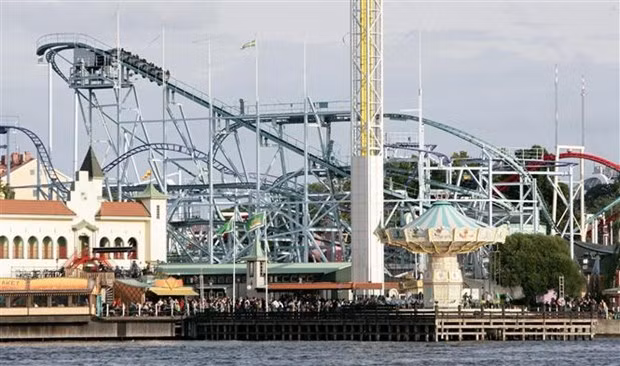 Tàu lượn tại công viên giải trí Grona Lund ở thủ đô Stockholm (Thụy Điển). (Ảnh: Reuters/TTXVN) Tàu lượn tại công viên giải trí Grona Lund ở thủ đô Stockholm (Thụy Điển). (Ảnh: Reuters/TTXVN)