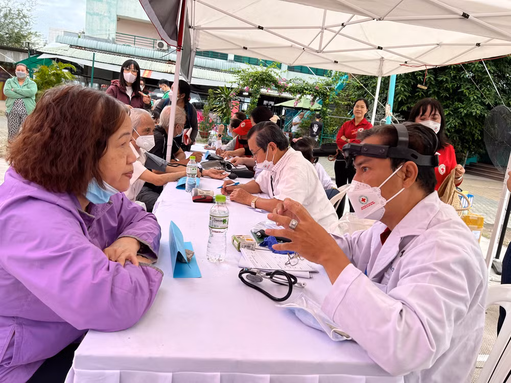 Người dân được thăm khám bệnh miễn phí tại ngày hội.