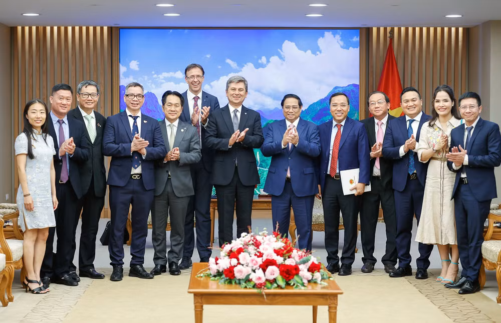 Thủ tướng Thủ tướng Phạm Minh Chính và các thành viên hai đoàn chụp ảnh lưu niệm.