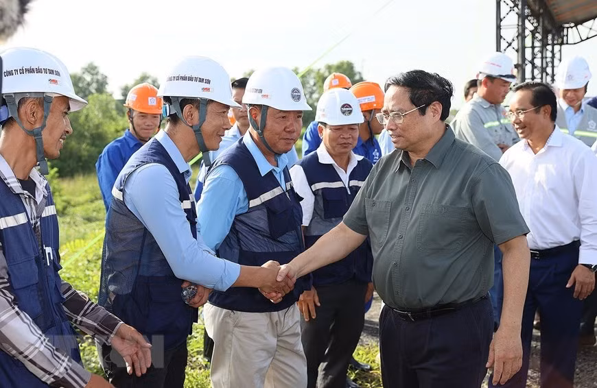 Thủ tướng Phạm Minh Chính thăm hỏi, động viên các kỹ sư, công nhân thi công đường Vành đai 3 Thành phố Hồ Chí Minh đoạn qua tỉnh Long An. 