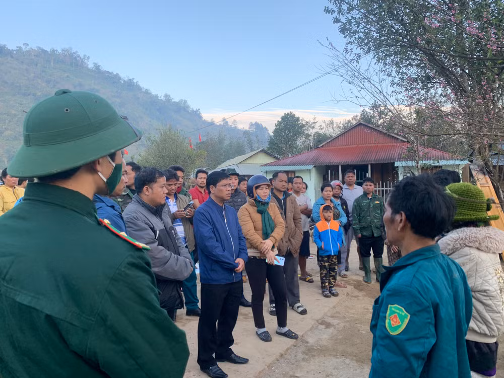 Chính quyền địa phương, bộ đội biên phòng đến thăm, động viên các gia đình bị cháy nhà. 