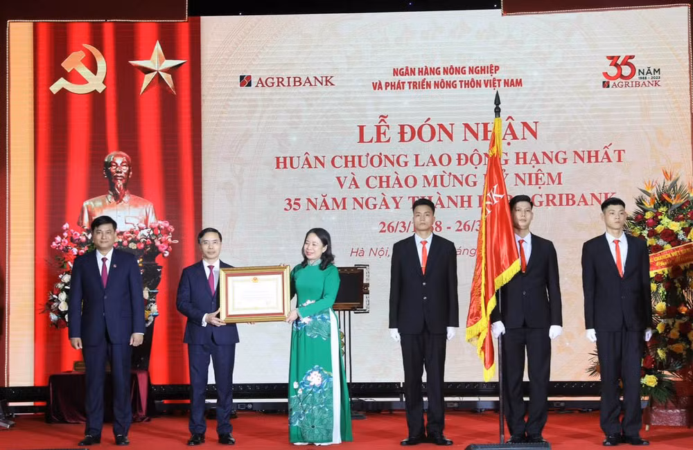 Phó Chủ tịch nước Võ Thị Ánh Xuân trao Huân chương Lao động hạng Nhất tặng Agribank. 