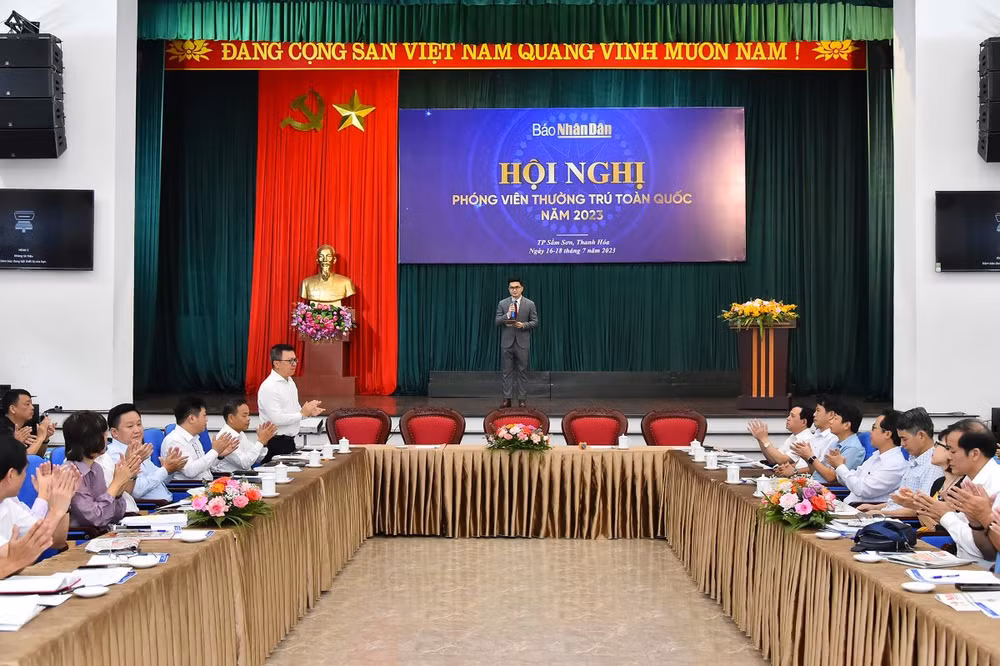 Đồng chí Lê Quốc Minh, Ủy viên Trung ương Đảng, Tổng Biên tập Báo Nhân Dân, Phó Trưởng Ban Tuyên giáo Trung ương, Chủ tịch Hội Nhà báo Việt Nam cùng các đồng chí lãnh đạo Báo Nhân Dân và tỉnh Thanh Hóa tham dự hội nghị.