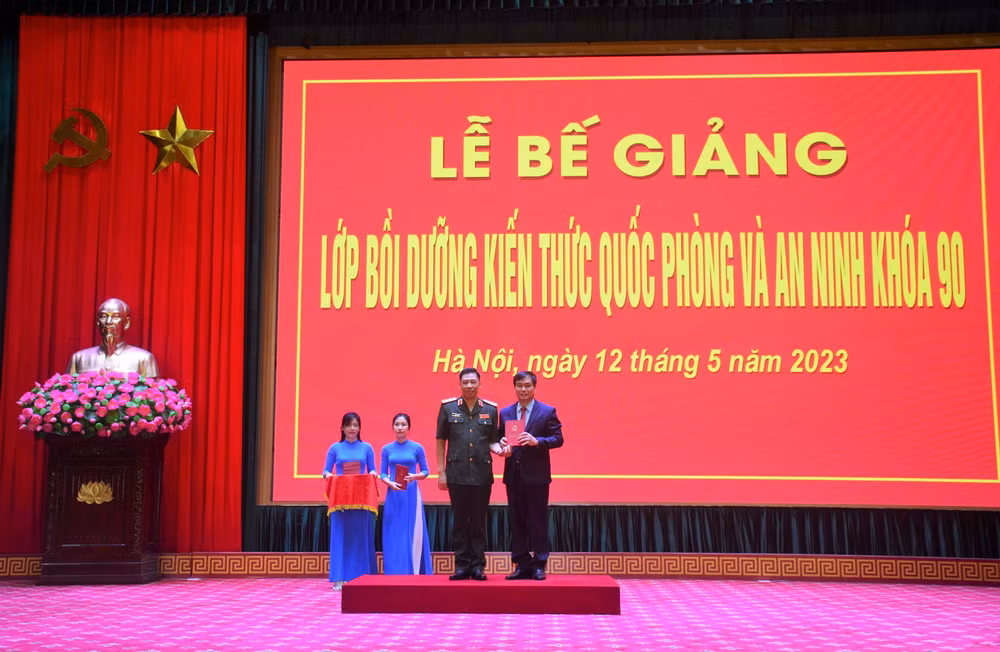 Thượng tướng Trần Việt Khoa trao Giấy chứng nhận cho học viên.