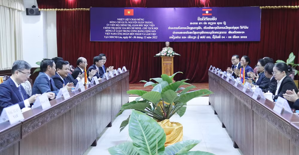 Quang cảnh hội đàm giữa đồng chí Nguyễn Xuân Thắng với đồng chí Phouvong Ounkhamsen, Ủy viên Trung ương Đảng, Giám đốc Học viện Chính trị-Hành chính quốc gia Lào. (Ảnh: TRỊNH DŨNG) Quang cảnh hội đàm giữa đồng chí Nguyễn Xuân Thắng với đồng chí Phouvong Ounkhamsen, Ủy viên Trung ương Đảng, Giám đốc Học viện Chính trị-Hành chính quốc gia Lào. (Ảnh: TRỊNH DŨNG)
