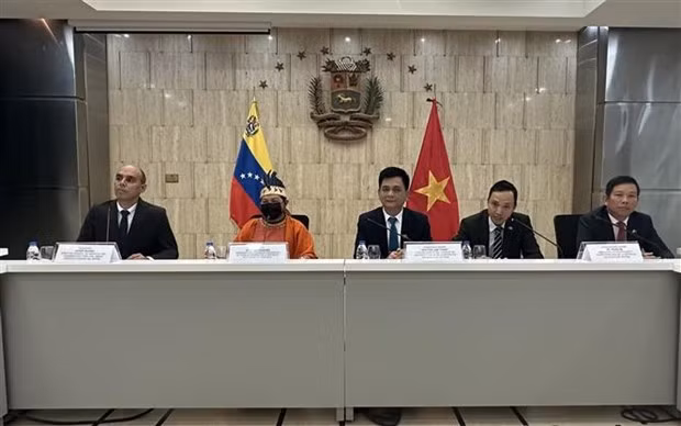 Quang cảnh buổi làm việc với Ủy ban Thường trực Các dân tộc bản địa của Quốc hội Venezuela. (Ảnh:TTXVN phát) Quang cảnh buổi làm việc với Ủy ban Thường trực Các dân tộc bản địa của Quốc hội Venezuela. (Ảnh:TTXVN phát)