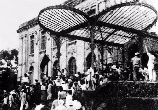 Cách mạng Tháng Mười Nga đã chỉ ra con đường giải phóng dân tộc Việt Nam. Dưới sự lãnh đạo của Đảng, nhân dân ta đã lật đổ chế độ phong kiến và đập tan ách thống trị của thực dân Pháp, làm nên Cách mạng Tháng Tám năm 1945, khai sinh nước Việt Nam Dân chủ Cộng hòa. Trong ảnh: Quần chúng cách mạng và tự vệ chiến đấu chiếm Bắc Bộ phủ trong Cách mạng Tháng Tám. (19/8/1945). (Ảnh: Tư liệu TTXVN) Cách mạng Tháng Mười Nga đã chỉ ra con đường giải phóng dân tộc Việt Nam. Dưới sự lãnh đạo của Đảng, nhân dân ta đã lật đổ chế độ phong kiến và đập tan ách thống trị của thực dân Pháp, làm nên Cách mạng Tháng Tám năm 1945, khai sinh nước Việt Nam Dân chủ Cộng hòa. Trong ảnh: Quần chúng cách mạng và tự vệ chiến đấu chiếm Bắc Bộ phủ trong Cách mạng Tháng Tám. (19/8/1945). (Ảnh: Tư liệu TTXVN)