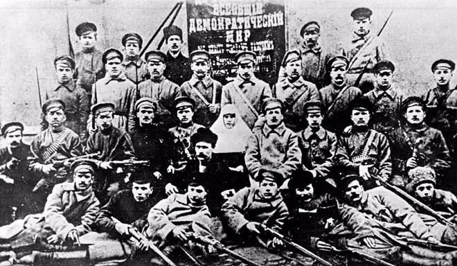 Đội Cận vệ Đỏ đầu tiên của nhà máy Tam giác ở thành phố Petrograd năm 1917. (Ảnh: Tư liệu quốc tế/TTXVN phát) Đội Cận vệ Đỏ đầu tiên của nhà máy Tam giác ở thành phố Petrograd năm 1917. (Ảnh: Tư liệu quốc tế/TTXVN phát)
