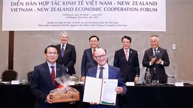 Chủ tịch Quốc hội Vương Đình Huệ và đại biểu chứng kiến Lễ trao thỏa thuận về nhập khẩu nông sản của New Zealand sang Việt Nam trong khuôn khổ Diễn đàn Hợp tác kinh tế Việt Nam-New Zealand. Chủ tịch Quốc hội Vương Đình Huệ và đại biểu chứng kiến Lễ trao thỏa thuận về nhập khẩu nông sản của New Zealand sang Việt Nam trong khuôn khổ Diễn đàn Hợp tác kinh tế Việt Nam-New Zealand.