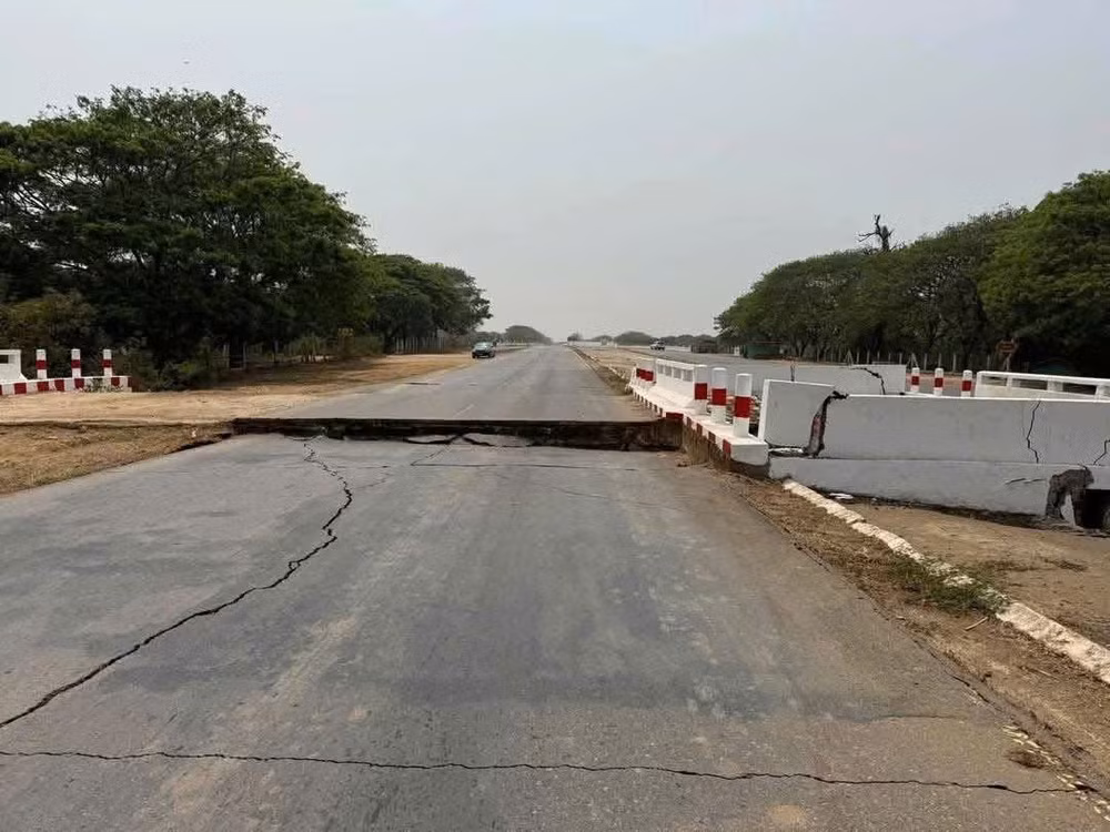 Con đường bị "xẻ đôi" trong thảm họa động đất vừa xảy ra ở Myanmar. (Nguồn: Vietnam+) Con đường bị "xẻ đôi" trong thảm họa động đất vừa xảy ra ở Myanmar. (Nguồn: Vietnam+)