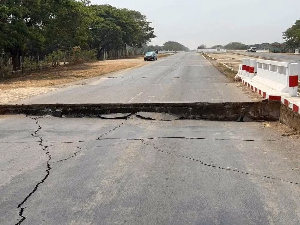 Mặt đường "đứt đôi" do động đất. (Nguồn: Vietnam+) Mặt đường "đứt đôi" do động đất. (Nguồn: Vietnam+)