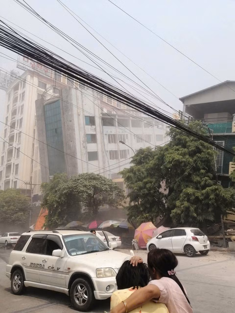 Người dân và xe cộ hoảng loạn trên phố. (Nguồn: Vietnam+) Người dân và xe cộ hoảng loạn trên phố. (Nguồn: Vietnam+)