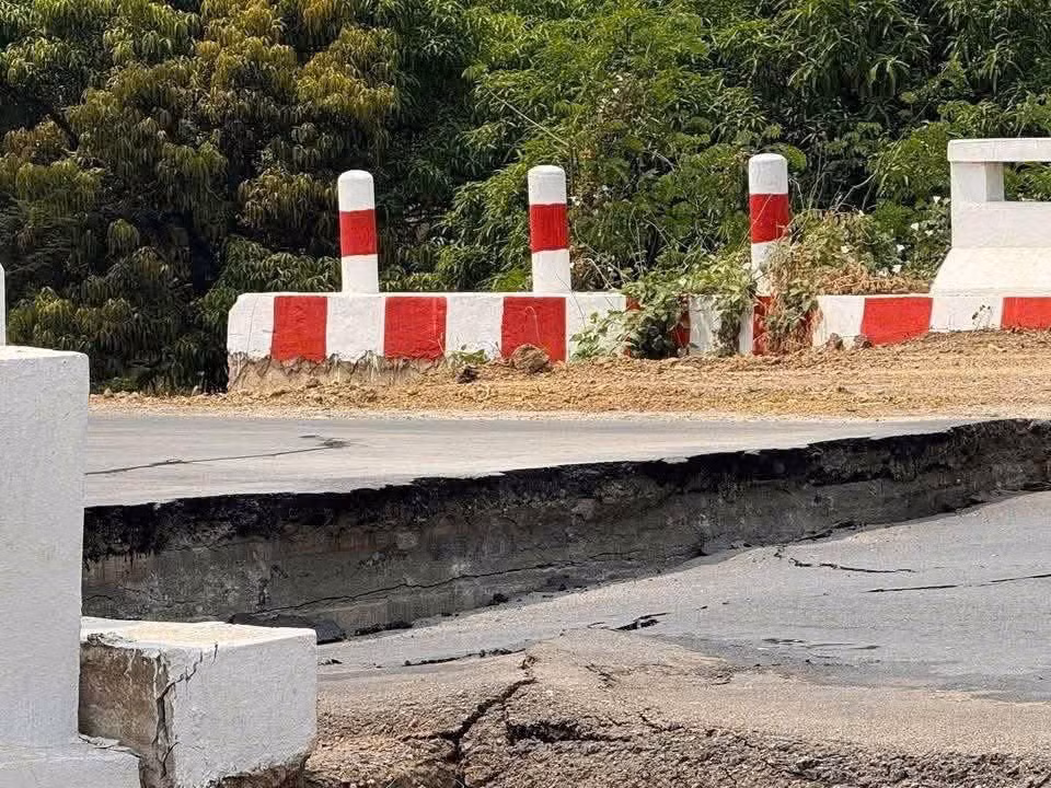 Mặt đường "đứt đôi" do động đất. (Nguồn: Vietnam+) Mặt đường "đứt đôi" do động đất. (Nguồn: Vietnam+)