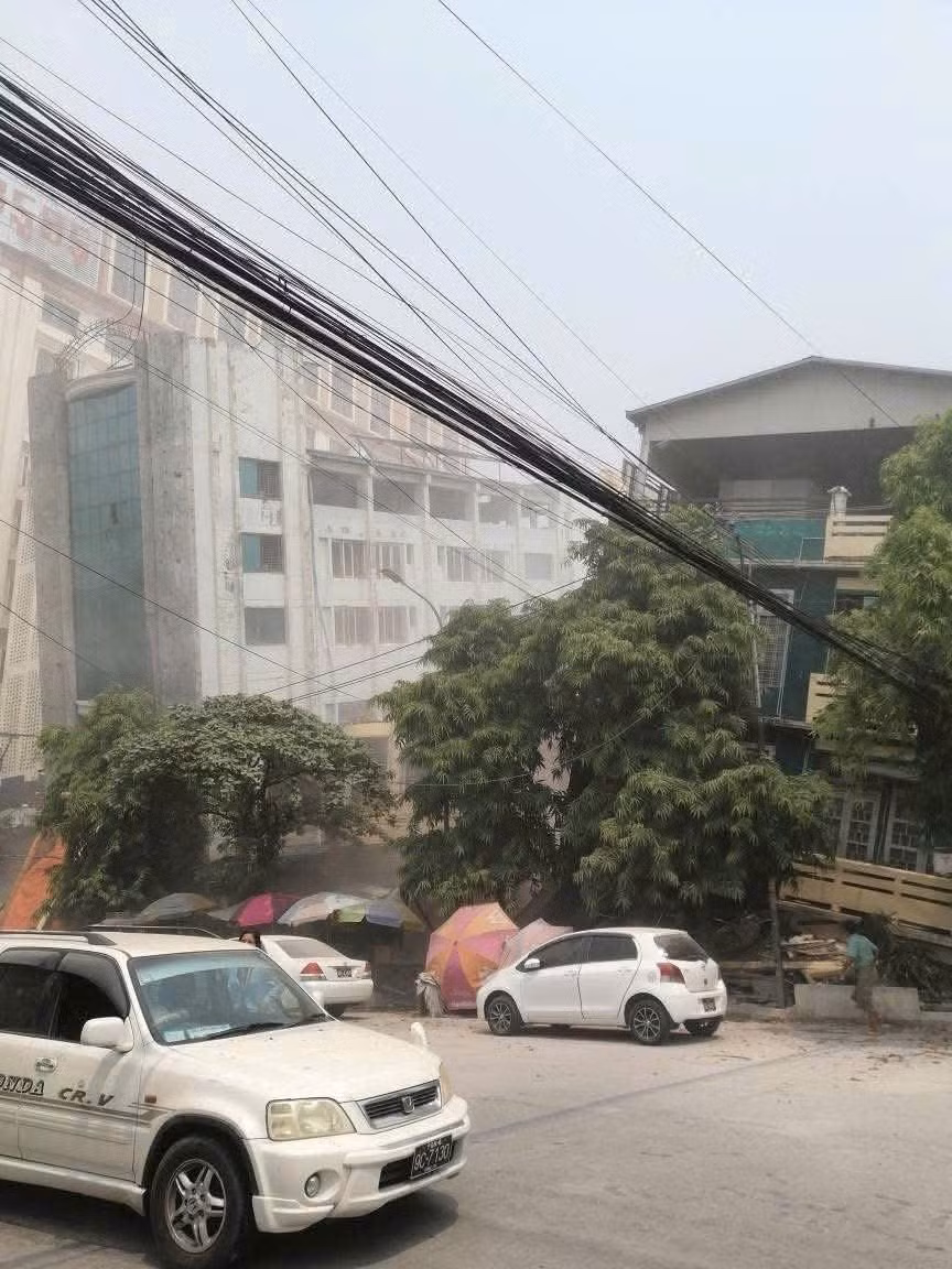 Trận động đất lớn khiến tòa nhà sụp nghiêng. (Nguồn: Vietnam+) Trận động đất lớn khiến tòa nhà sụp nghiêng. (Nguồn: Vietnam+)